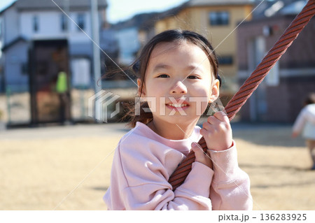 冬の公園で遊ぶ女の子 冬の公園で遊ぶ女の子 136283925