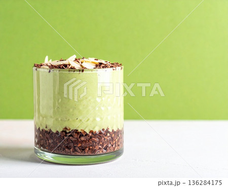 ナッツとチョコを添えた層仕立ての濃厚抹茶スムージー 136284175