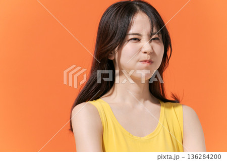 オレンジバックの綺麗な女性 オレンジバックの綺麗な女性 136284200