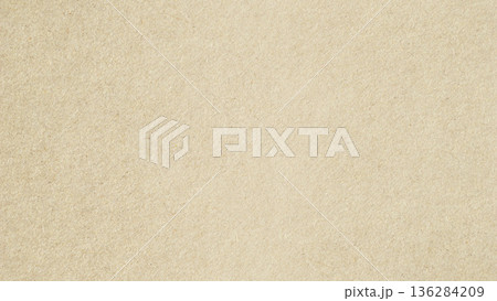 ざらざらナチュラルなベージュ色の紙テクスチャ 136284209