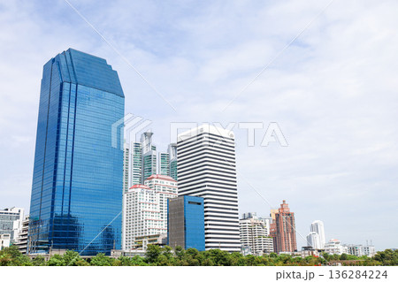 高層ビルのある都市風景【タイ・バンコク】 高層ビルのある都市風景【タイ・バンコク】 136284224