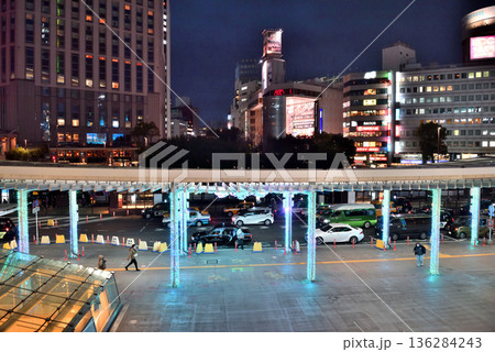 ライトアップされた横浜西口駅前を歩く人々 136284243