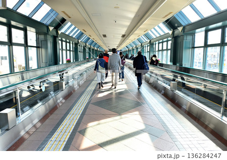 日射しが差し込む恵比寿駅スカイウォーク 136284247