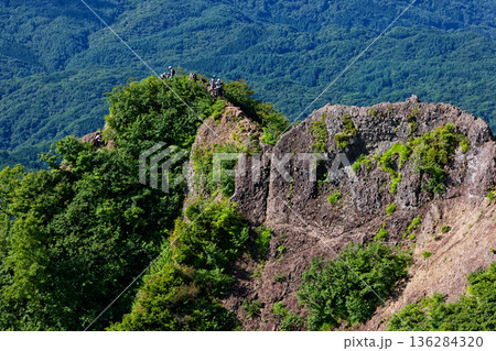 戸隠山から見る蟻の塔渡りを行く登山者 136284320