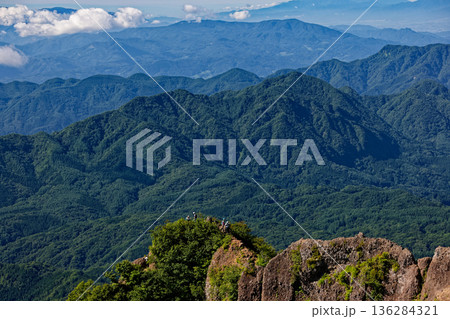 戸隠山から見る蟻の塔渡りを行く登山者 戸隠山から見る蟻の塔渡りを行く登山者 136284321