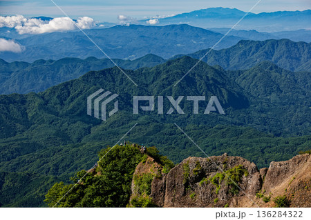 戸隠山から見る蟻の塔渡りを行く登山者と中央アルプスの山並み 136284322