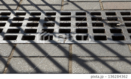 地面に映る影 136284362