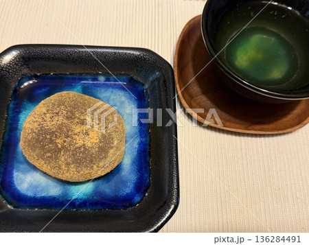 上品和菓子のわらび大福はふんわりもちもち 136284491