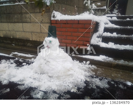 積もった雪で作った雪だるま 積もった雪で作った雪だるま 136284970