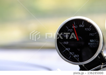 自動車の後付けの水温計 136285000