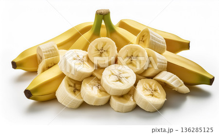 カットされたバナナが並ぶ白背景素材｜フルーツと健康のイメージ 136285125