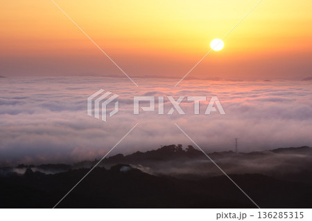 朝焼けと日の出と雲海493 136285315