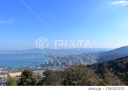 山と琵琶湖の間に広がる大津市街地 136285351