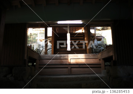 神社の本殿 136285453