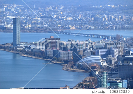滋賀県大津市の琵琶湖岸の風景 滋賀県大津市の琵琶湖岸の風景 136285829