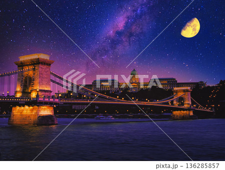 鎖橋と王宮の丘の美しい夜景風景 136285857