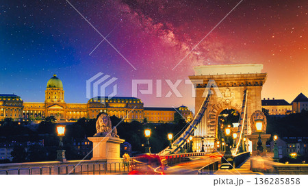 鎖橋と王宮の丘の美しい夜景風景 136285858