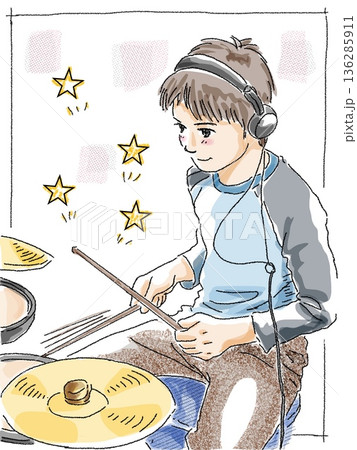 ドラムをたたく子 色付き ドラムをたたく子 色付き 136285911