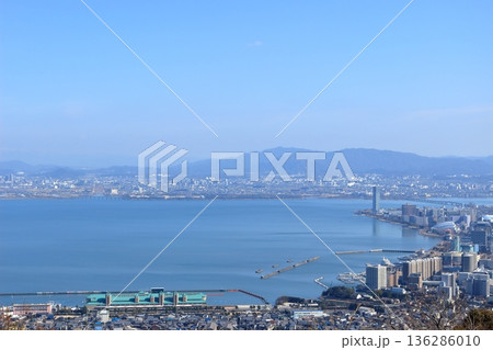 長等山テラスから見下ろす、琵琶湖と大津港周辺の街と対岸の草津市の風景 136286010