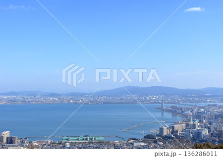 長等山テラスから見下ろす、琵琶湖と大津港周辺の街と対岸の草津市の風景 長等山テラスから見下ろす、琵琶湖と大津港周辺の街と対岸の草津市の風景 136286011