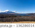山中湖パノラマ台から望む冬の山中湖と山中湖 136286014