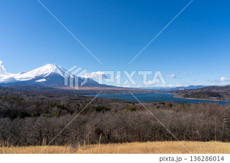 山中湖パノラマ台から望む冬の山中湖と山中湖 136286014