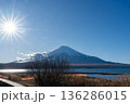 山中湖から見た雪の積もった富士山 136286015