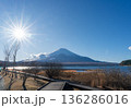 山中湖から見た冬の晴れた空と富士山 136286016