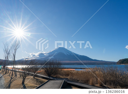 山中湖から見た冬の晴れた空と富士山 136286016