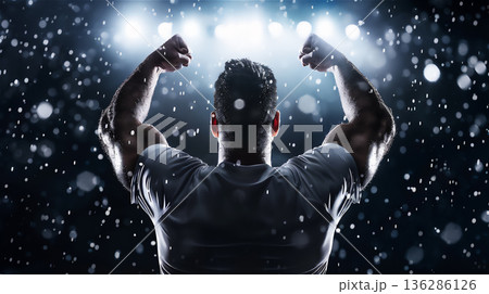 雨の中で力強くポーズをとる男性 136286126