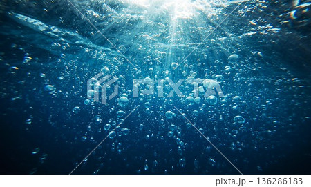光が差す水中 136286183