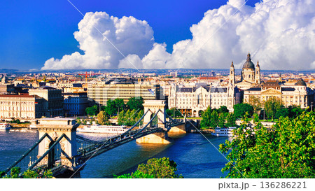 ブダペストのドナウ川岸の鎖橋とイシュトヴァーン大聖堂 136286221