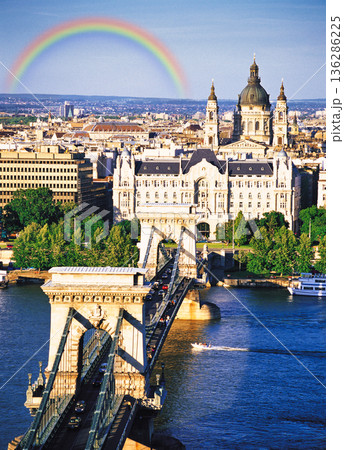 ブダペストのドナウ川岸の鎖橋とイシュトヴァーン大聖堂 136286225
