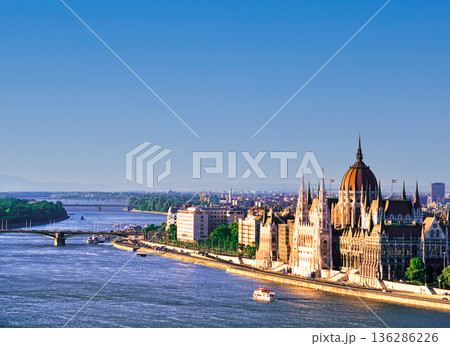 ブダペストのドナウ川岸の美しい景観 ブダペストのドナウ川岸の美しい景観 136286226