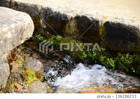 福島県の観光名所大内宿の側溝 136286253
