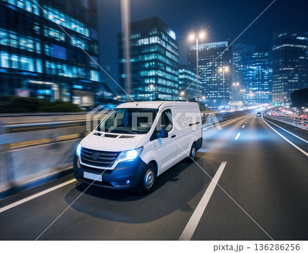 夜の都会を走る白い車 136286256