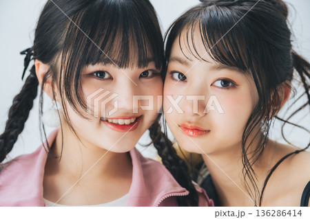 若い女性のファッションポートレート 136286414