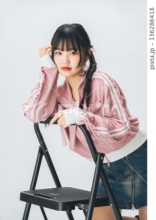 若い女性のファッションポートレート 136286418