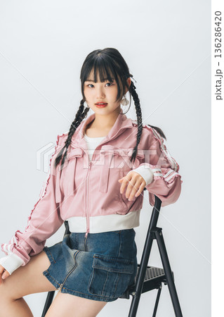 若い女性のファッションポートレート 136286420