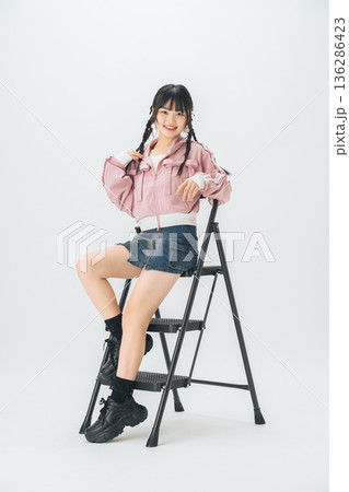 若い女性のファッションポートレート 136286423