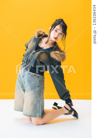 若い女性のファッションポートレート 136286434