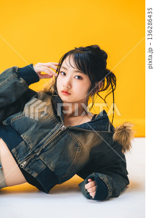 若い女性のファッションポートレート 136286435