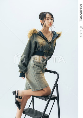 若い女性のファッションポートレート 若い女性のファッションポートレート 136286439