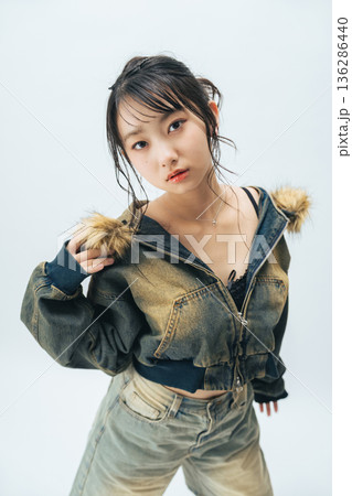 若い女性のファッションポートレート 若い女性のファッションポートレート 136286440