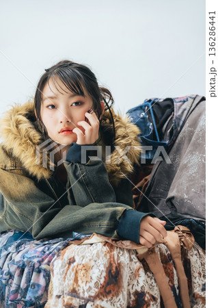 若い女性のファッションポートレート 若い女性のファッションポートレート 136286441
