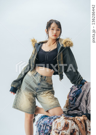 若い女性のファッションポートレート 若い女性のファッションポートレート 136286442