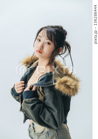 若い女性のファッションポートレート 若い女性のファッションポートレート 136286444