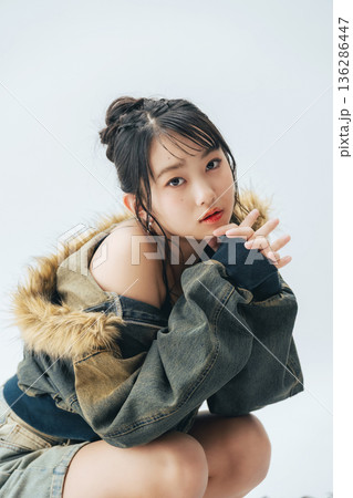 若い女性のファッションポートレート 136286447