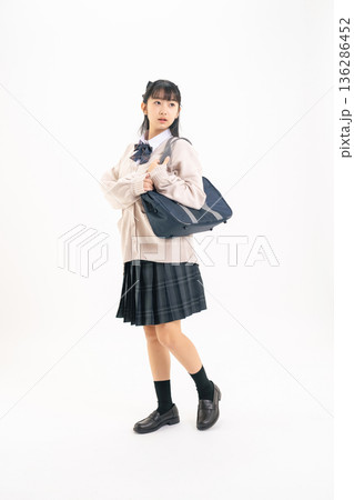 歩く制服を着た女子学生の全身写真 歩く制服を着た女子学生の全身写真 136286452