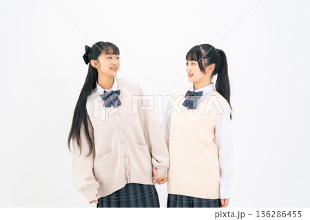 仲良く寄り添う二人の女子学生 仲良く寄り添う二人の女子学生 136286455